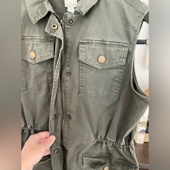 A new day Army green vest, adjustable drawstring waist size small excellent - Picture 5 of 6